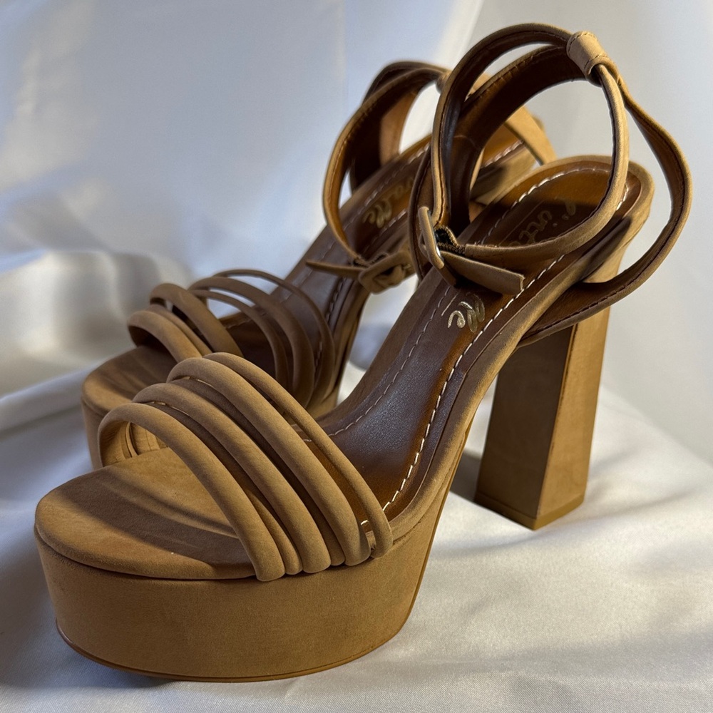 L'INTERVALLE Tan Platform Sandals